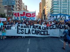 Masivo repudio a la domiciliaria de Etchecolatz en Mar del Plata