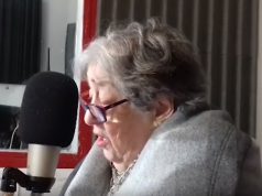 Emocionada, Hebe leyó la carta de Walsh a su hija Vicki
