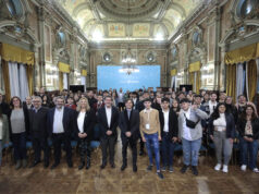 Axel Kicillof junto a los estudiantes secundarios